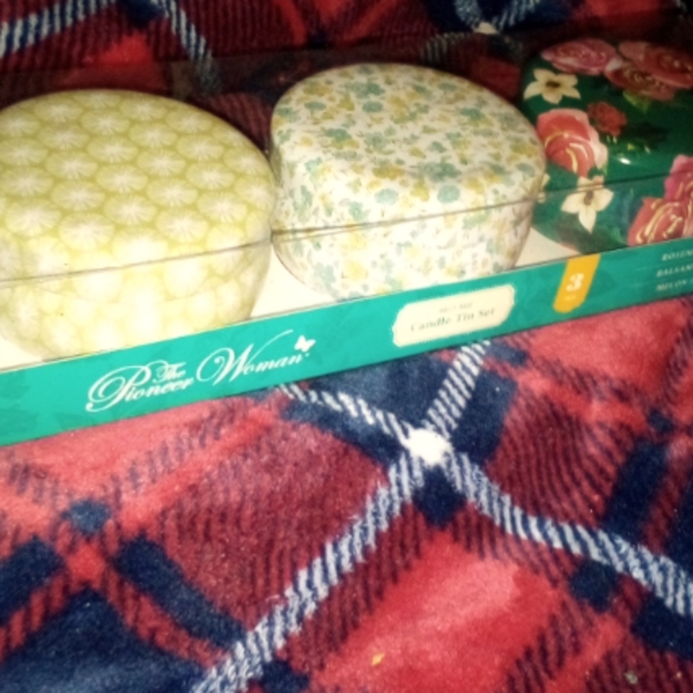 New! The Pioneer Woman candle set